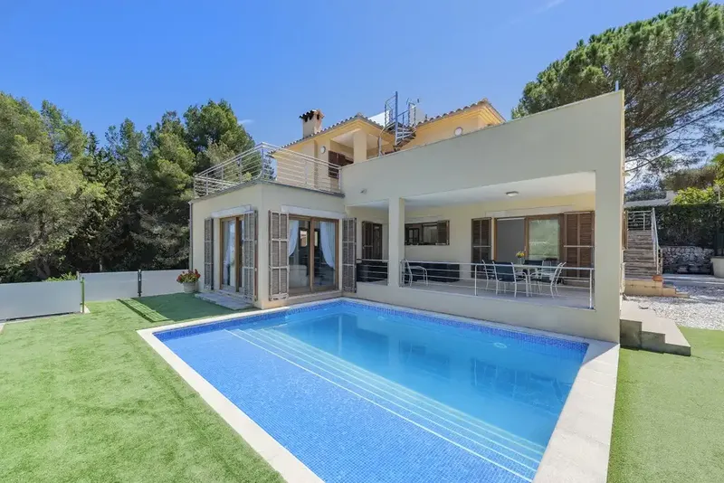 Five-bedroom villa in perfect condition for sale in the sought-after area of Bonaire, near Alcudia, in the north — photo 1