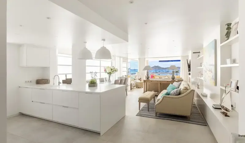 This beachfront apartment with a magnificent presentation is located on the famous Pine Walk and enjoys impressive — photo 1