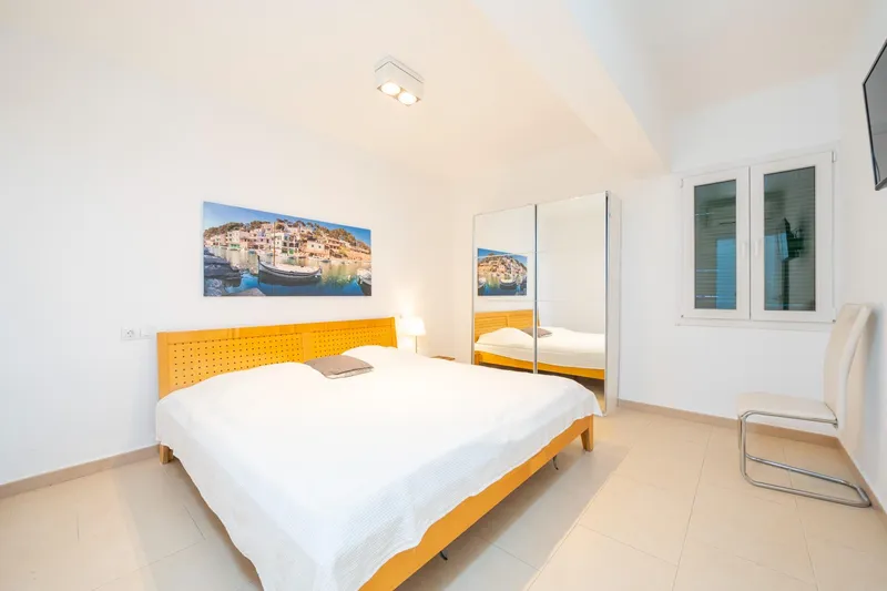 Exclusive luxury apartment with 5 bedrooms on the seafront — photo 11