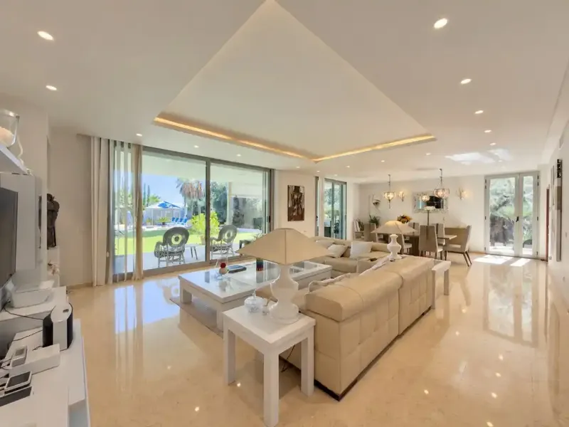 Ubicada en una amplia parcela de aproximadamente 2.000 m², la propiedad está rodeada de cuidados jardines con árboles maduros, una gran vari — photo 2