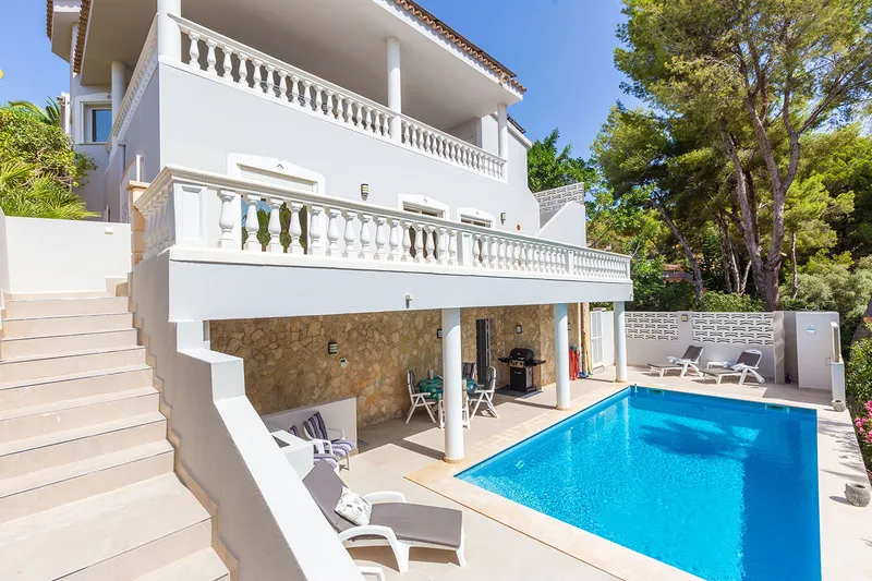 Sea-view villa in a residential area near the beach — photo 1