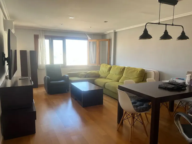 SOLO PARTICULARES! AMPLIO PISO DE MÁS DE 120 M² CON 4 DORMITORIOS, DOS BALCONES, VISTAS DESPEJADAS Y GARAJE — photo 4