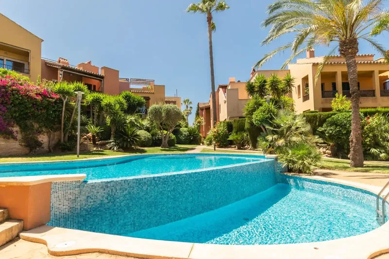 Discover this impressive penthouse located in the exclusive area of Son Verí Nou, Llucmajor. With an attractive price of 710,000 euros and a ge — photo 2