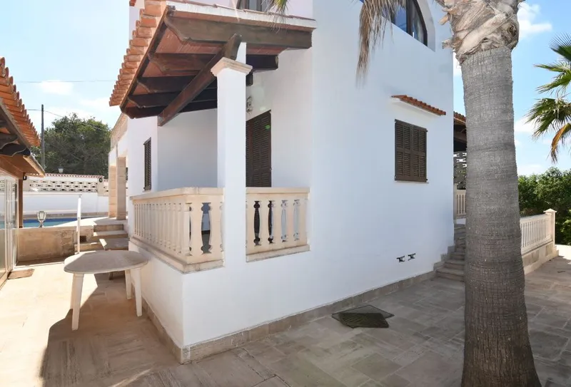 Villa with a lot of potential in a very good location in Cala Llombards — photo 5