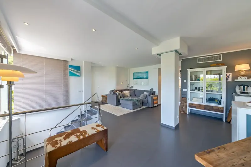 This impressive triplex penthouse, located in the exclusive area of La Mola (Port d'Andratx), combines luxury, design and privileged location. — photo 9