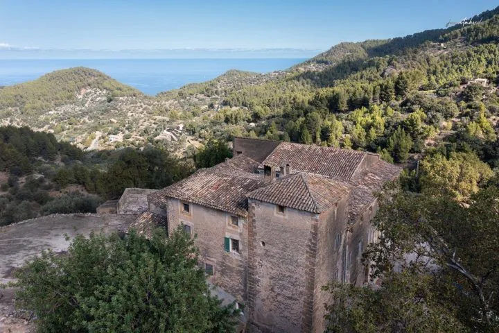 Historic estate with defense tower and 311 hectares with sea views near Estellencs — photo 1