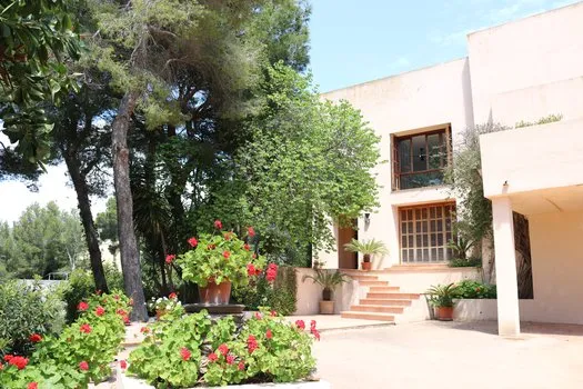 Villa with tennis court — photo 4