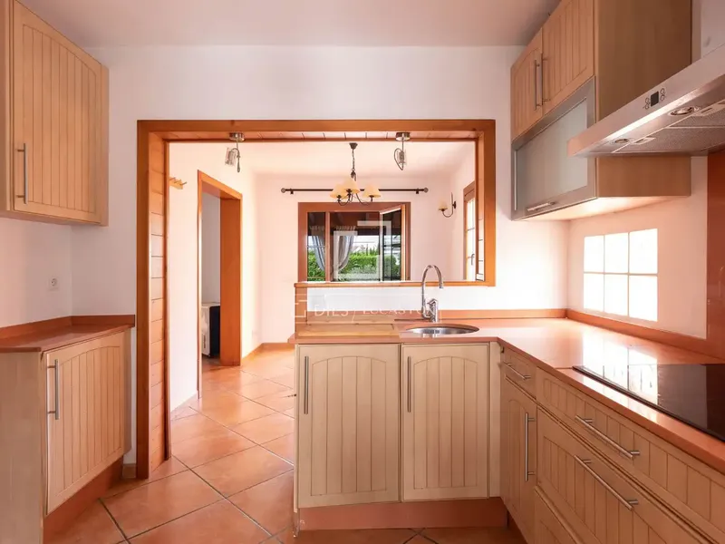 Located in the quiet residential area of Bahía Grande, this detached villa, approximately 175 m² built on a plot — photo 9