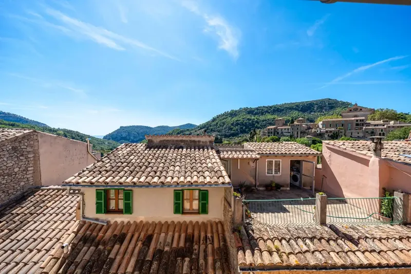 Descubre esta encantadora casa en Valldemossa, recientemente reformada con un gusto excelente, combinando el carácter tradicional de la vivi — photo 1