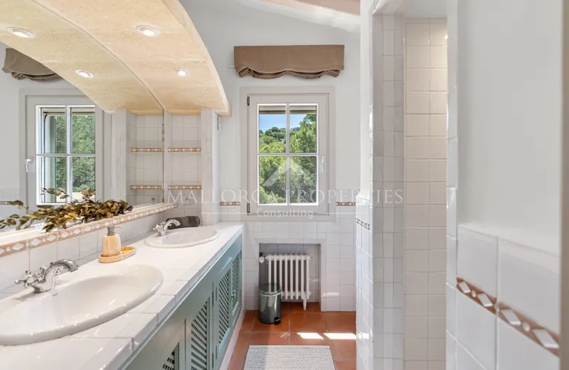 Elegant finca-style villa with sea views and renovation potential — photo 12