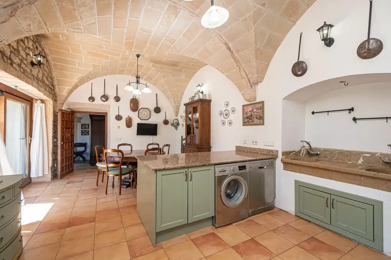 A unique 996 m2 property that brings together the essence of traditional Mallorcan architecture, spacious areas, privacy and an exceptional — photo 8