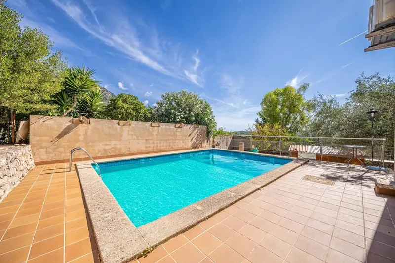 Located in the privileged enclave of Binibona, at the foot of the Sierra de Tramuntana, this unique property stands out for its character — photo 5