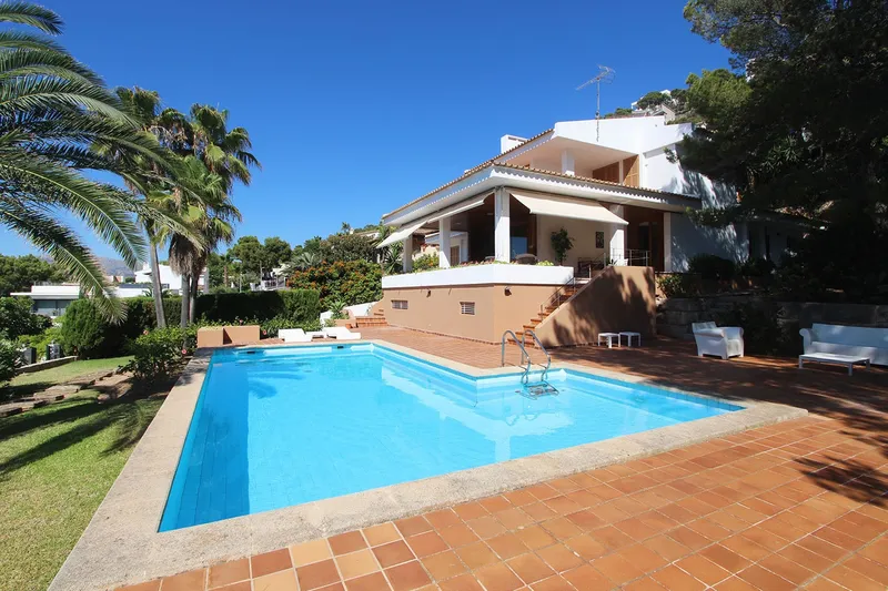 4-bedroom villa with pool and garden for rent — photo 1