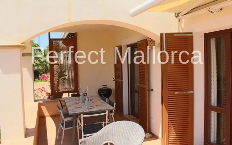 End townhouse overlooking the beach in a well maintained complex with pool in Cala Murada — photo 6