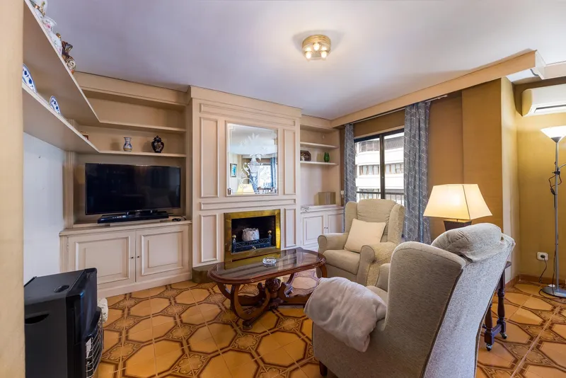 Spacious apartment with parking included on Calle Aragón — photo 5
