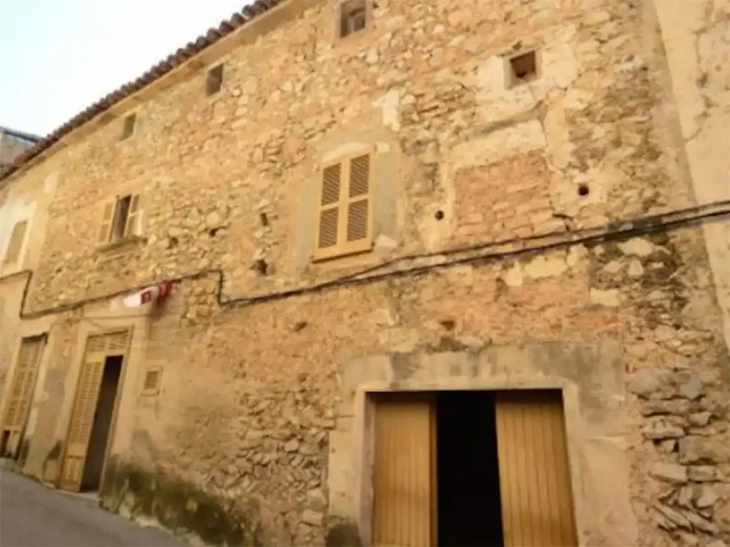 Casa de pueblo en el centro de Arta, con paredes de piedra y vigas de madera, con mucho carácter y encanto (anterior al año 1890). — photo 3