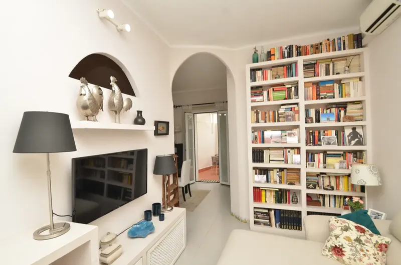 Located in the coveted neighborhood of Son Españolet, this ground floor with free ceiling height represents an excellent opportunity for investors and developers — photo 3
