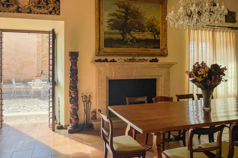Grand estate with 6 bedrooms, pool area, mountain views and much more! — photo 6