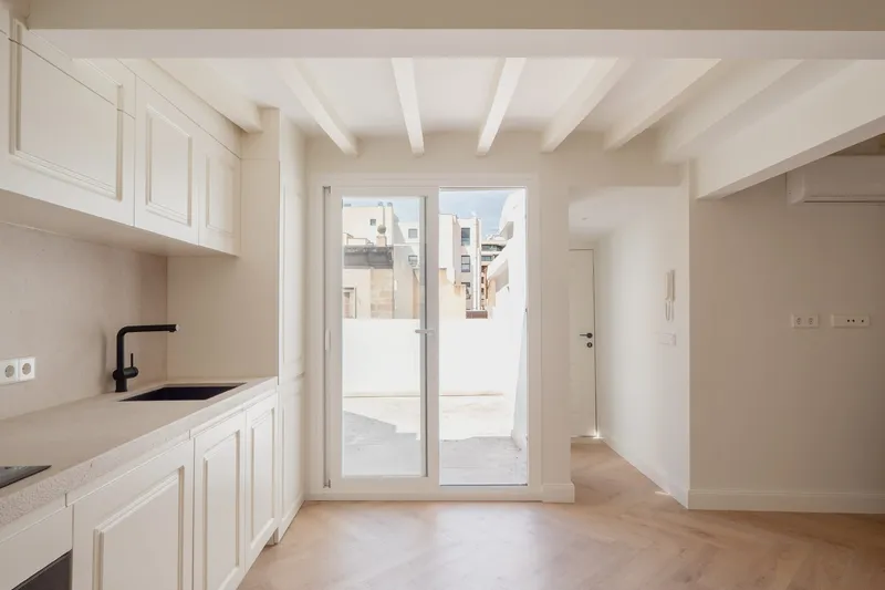Newly renovated penthouse in Old Town — photo 2