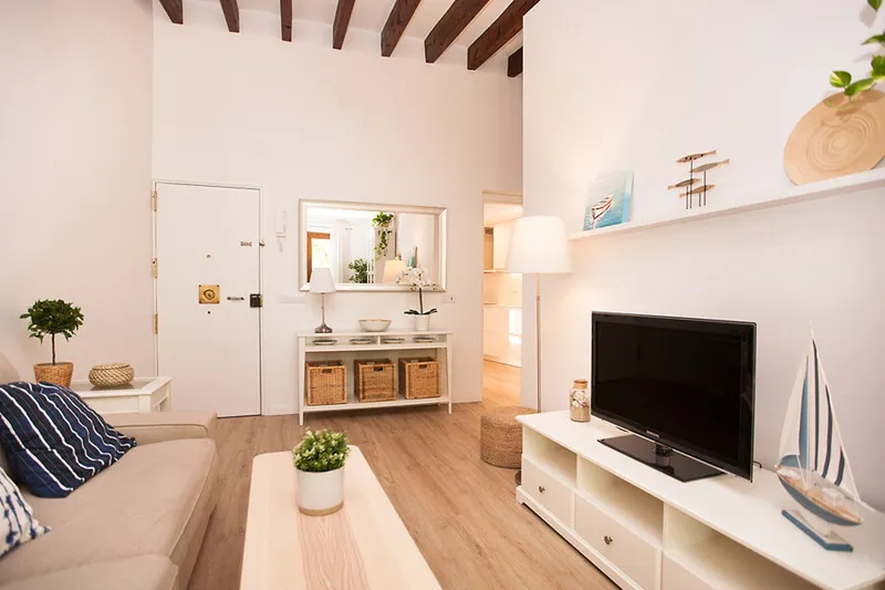 Lovely Renovated Two-Bedroom Penthouse next to the Market, with Nice Views and Outdoor Space — photo 5