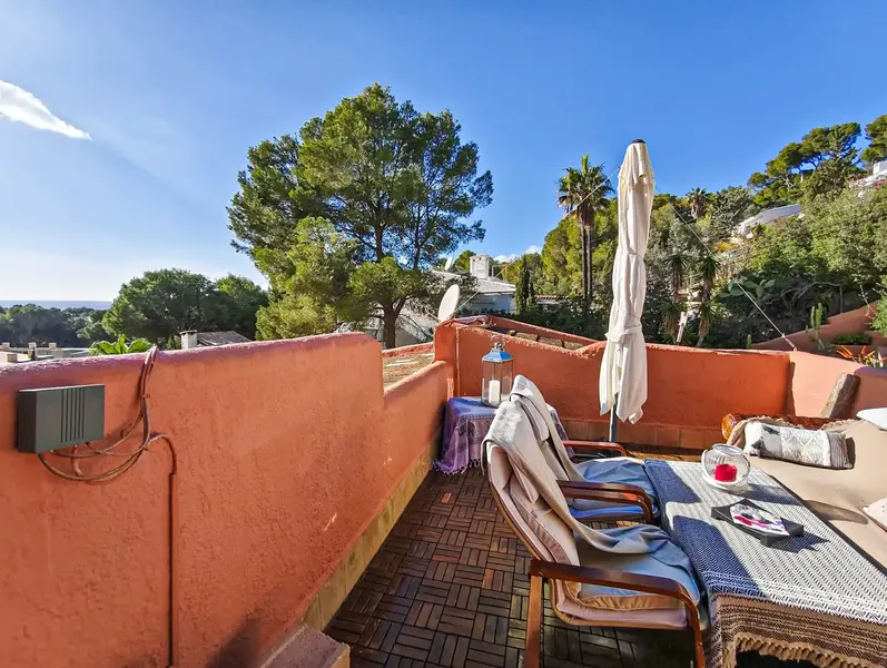 At first glance, this exceptional property captivates with its unique atmosphere. Its privileged location near the sea, its sunny terraces and — photo 3