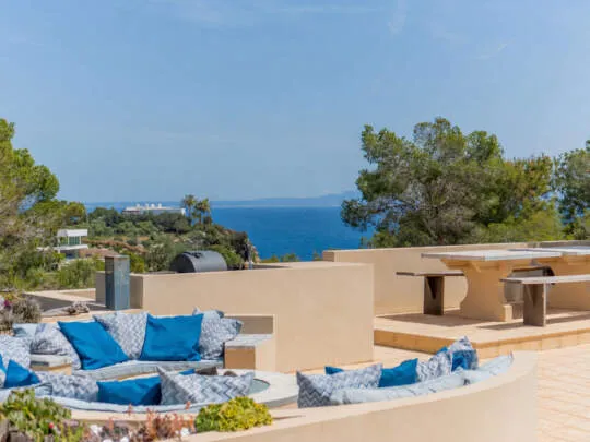 Sea-view villa with development potential in a prime location — photo 1