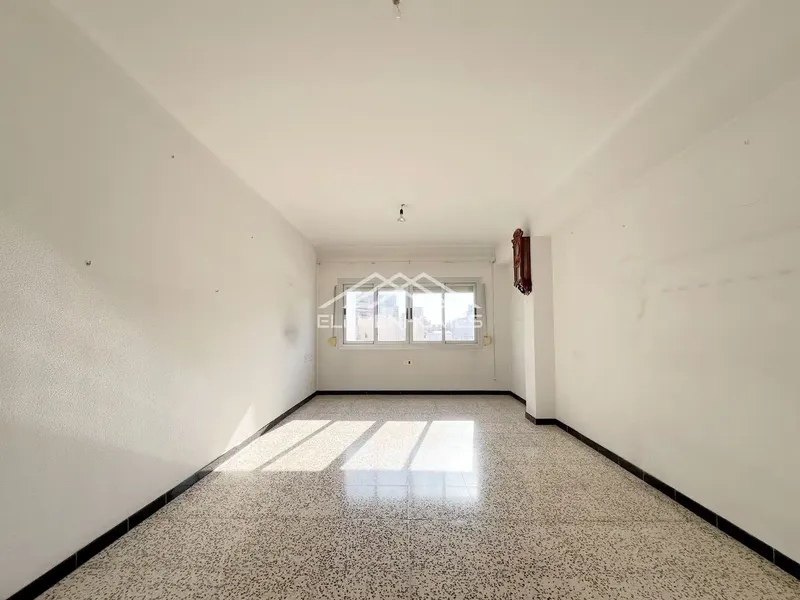 Located in the coveted area of Bonaire, this spacious fifth-floor apartment in a well-maintained building with elevator offers an opportunity — photo 7