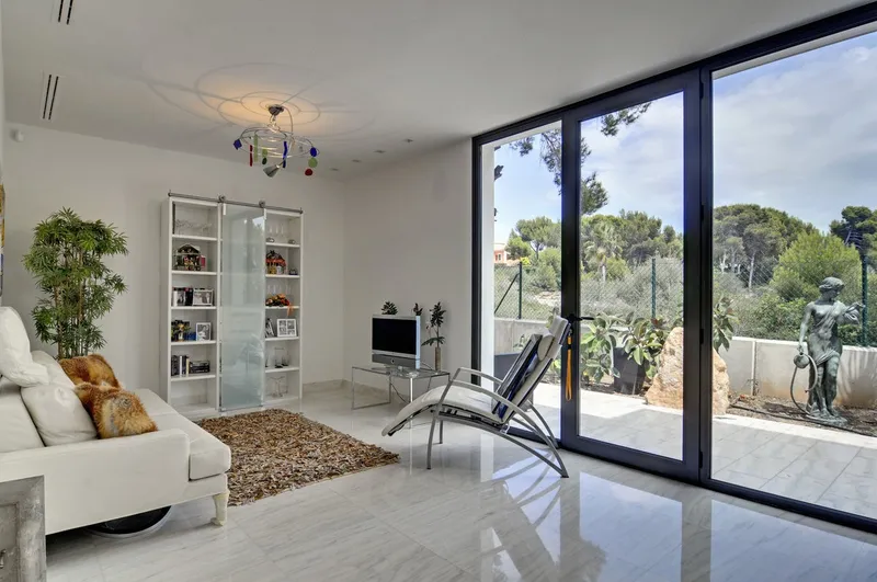 Spectacular luxury villa with lots of privacy and partial sea views — photo 9