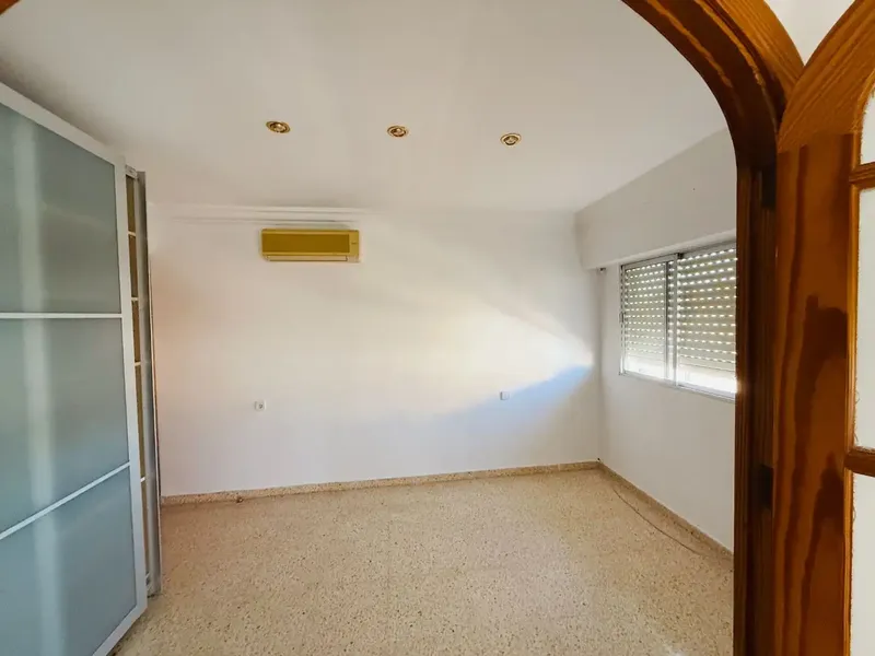 Opportunity, bright family flat for rent. In Plaza de Toros area, approx. 135m2, living room, dining room, furnished and semi-equipped kitchen — photo 3