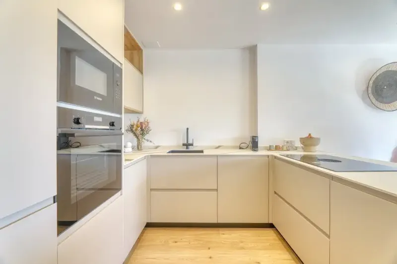 Located near the prestigious Real Bendinat golf course, this recently renovated penthouse offers the perfect blend of sophistication — photo 10