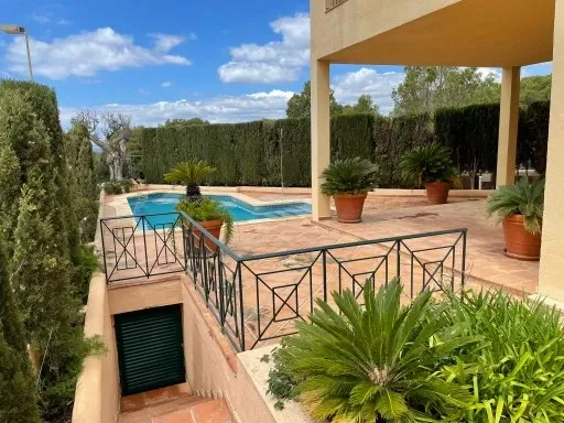 Beautiful villa in residential complex in Son Verí Nou! 8-bedroom chalet — photo 1