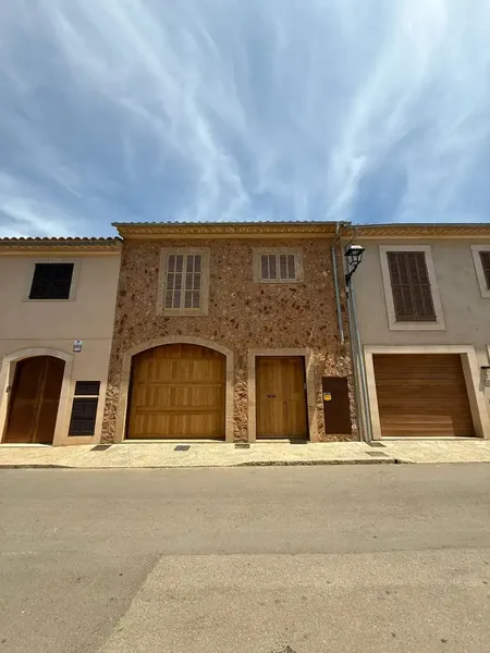 This beautiful 221 m² home has been built with modern high-quality materials, while respecting the traditional Mallorcan architecture — photo 1