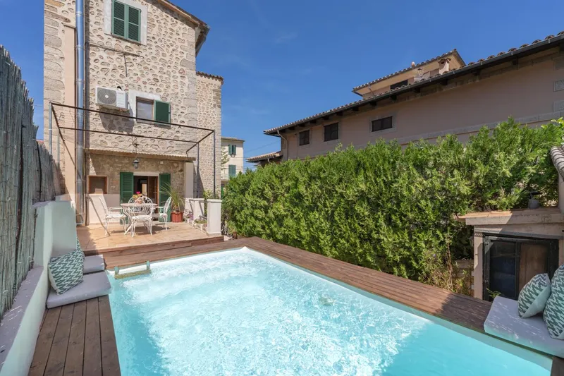 Semi-detached house with pool near the center — photo 11