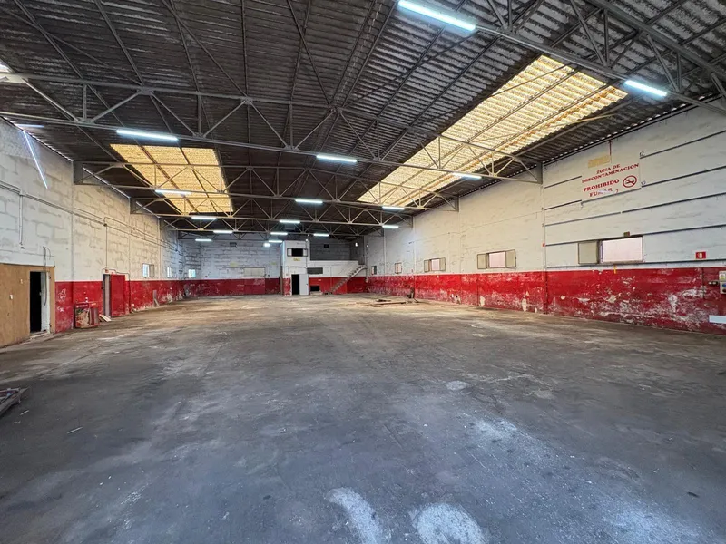 Industrial warehouse of 682 m² in Muro — photo 2