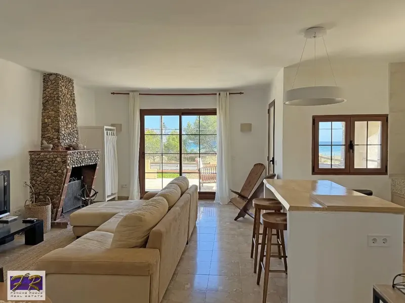 Fincas Roque Inmobiliaria is proud to present this impressive single-family villa located in a privileged location, on the first line — photo 3
