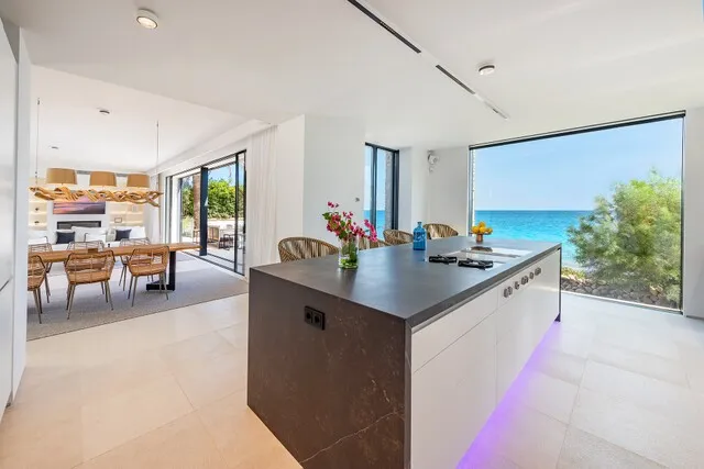 Impeccable seafront villa for sale in Port Verd, Mallorca — photo 7