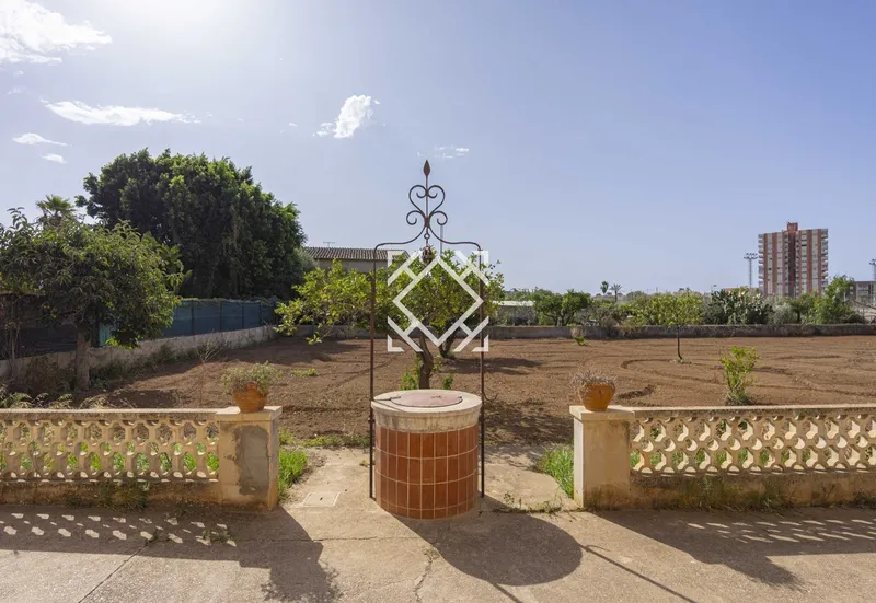 Spacious property with large rustic plot for sale in quiet residential area close to Palma de Mallorca. — photo 8