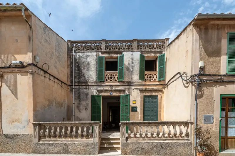 In the heart of Santa Maria del Camí, one of the most charming and sought-after villages in Mallorca, we present this authentic townhouse — photo 3