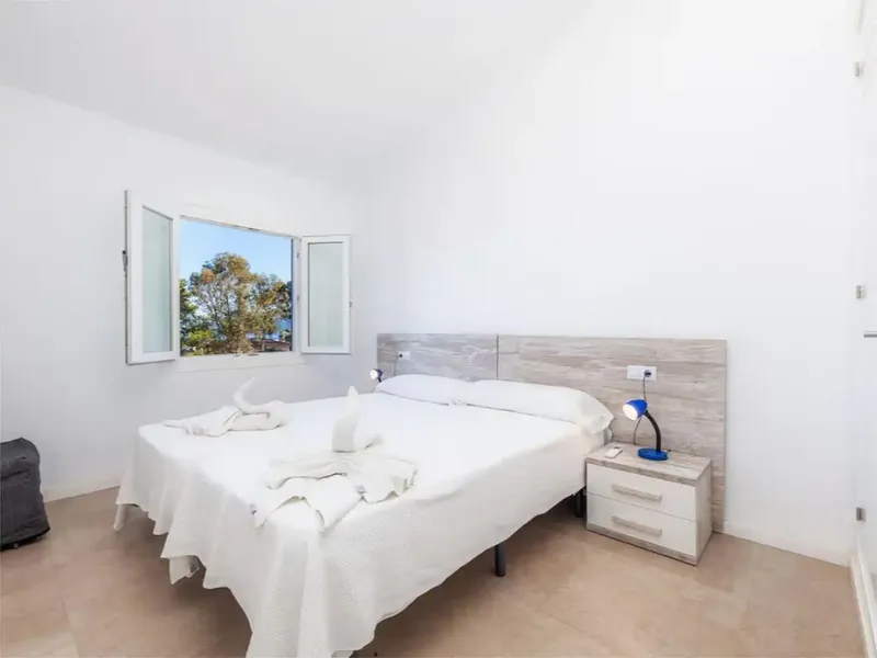 180 m² property with living room, 2 fully equipped kitchens, 4 bedrooms and 2 bathrooms — photo 11