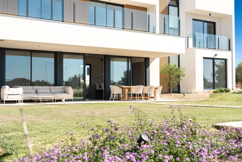 Light, Space & Luxury: Prestigious Designer Villa, Brand-New — photo 11