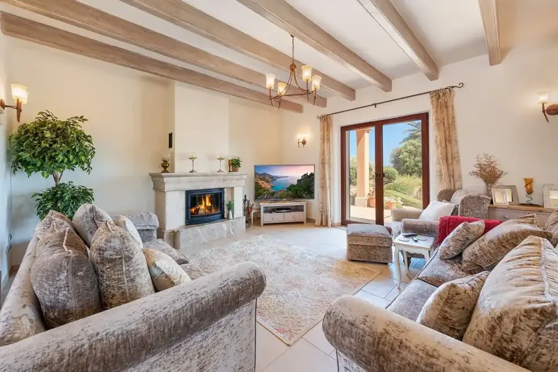 Located in the picturesque countryside, just five minutes from the beautiful coves of Cala d'Or, this spacious two-storey house offers comfort — photo 10