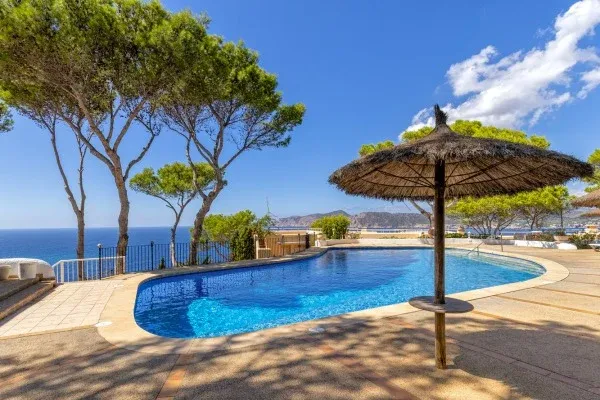 High-quality renovated semi-detached house with fantastic sea views — photo 1