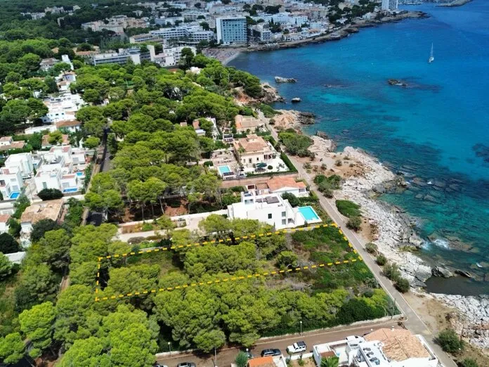 1,600 m² SEA FRONT PLOT IN CALA RAJADA — photo 1