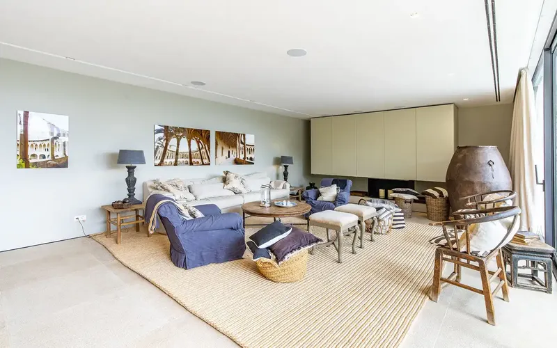 This elegant villa in Genova is located in a coveted area of Palma, a short drive from the city center, and impresses with — photo 8