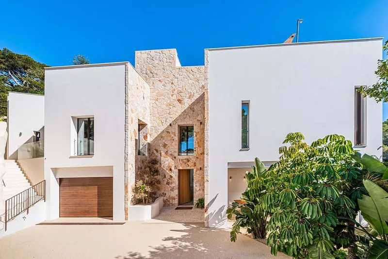 Exclusive new-build villa right on the beach at Cala Santanyi — photo 12