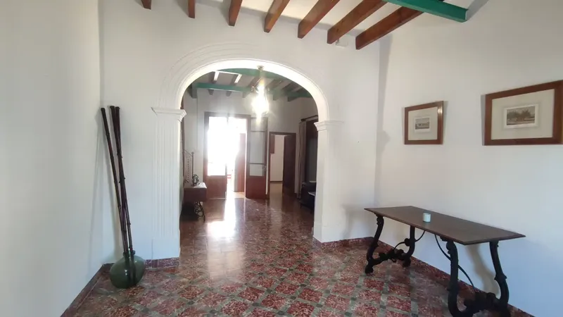 Charming Mallorcan-style house for sale in Vilafranca de Bonany, Rocaberti street. The property is located on a 291 m2 urban plot and — photo 2