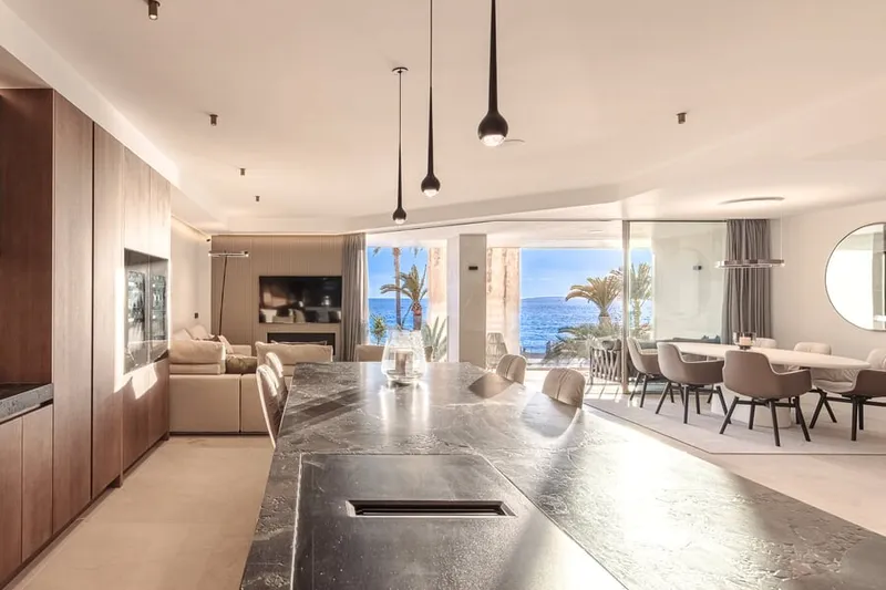 Design apartment in a privileged location on the seafront in Portixol — photo 1