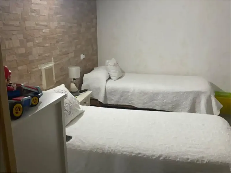 Se vende finca con casa de 150m2 dividida en dos plantas. En la planta de abajo se encuentra un pequeño salon, un baño, tres dormitorios, un — photo 8