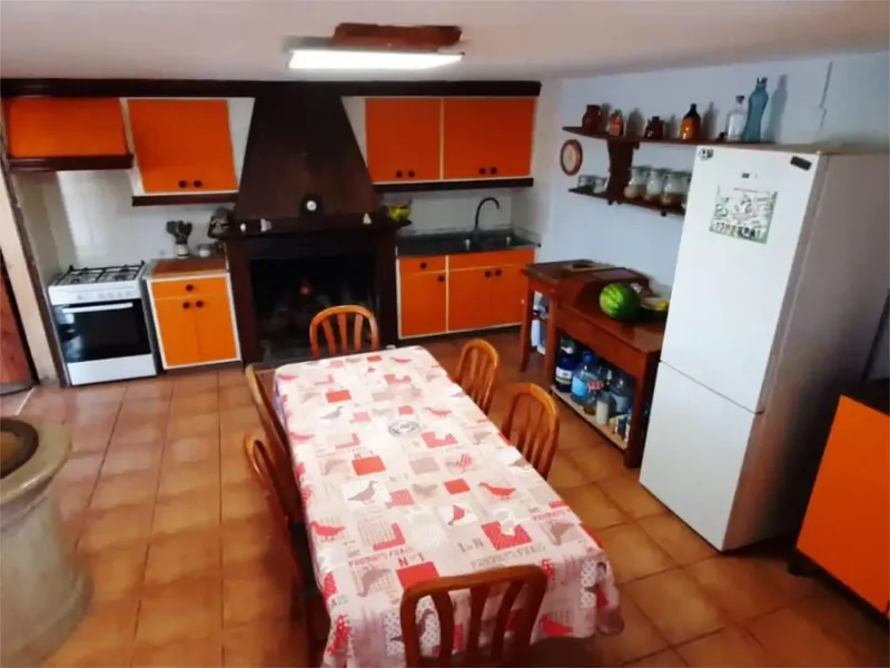 Rustic detached country house available for seasonal rental, independent part with 3 bedrooms, bathroom, kitchen-dining room and — photo 6