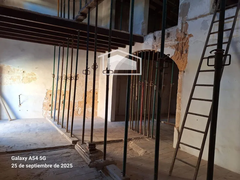 Building in the center of Ses Salines with project for 2 homes and commercial space — photo 3